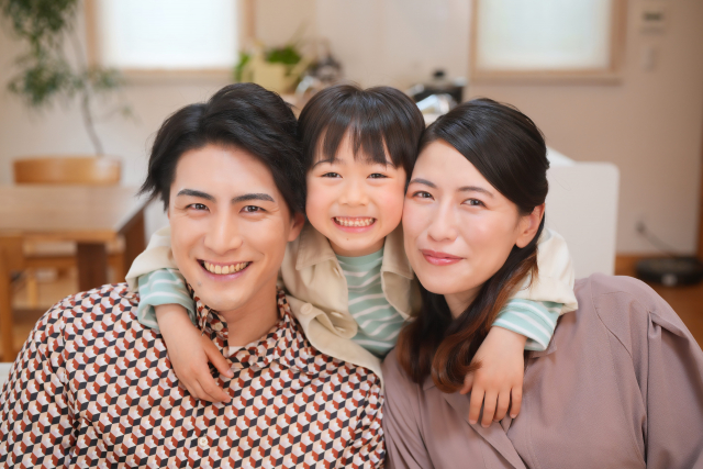 笑顔の三人家族