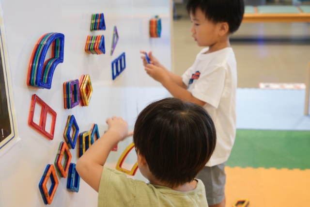 パズルで遊ぶ子供たち