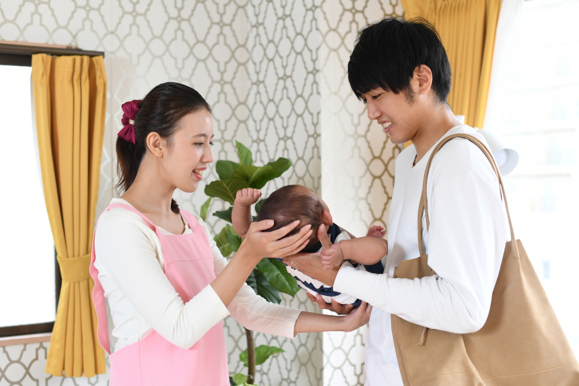 子どもを受け取ろうとする保育士